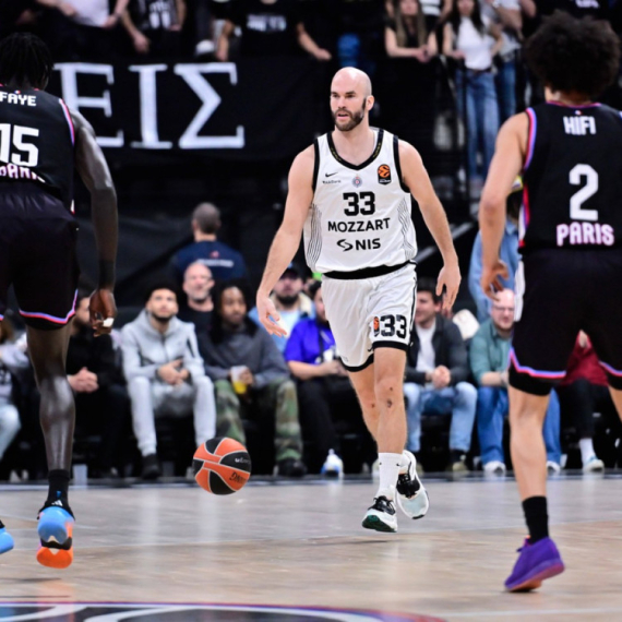 Crno-bela rapsodija sa grčkim dirigentom