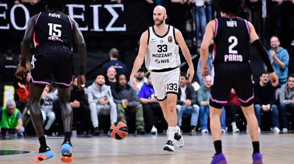 Crno-bela rapsodija sa grčkim dirigentom