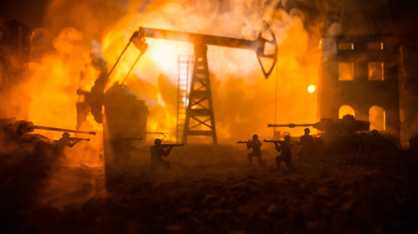 Ako se Ormuski moreuz ne oslobodi nafta ide na 180 dolara