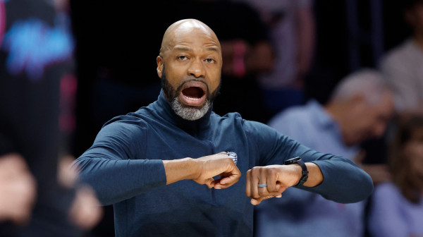 "Kako ovo nije j*b*ni faul?!"; Isključen trener Orlanda! VIDEO