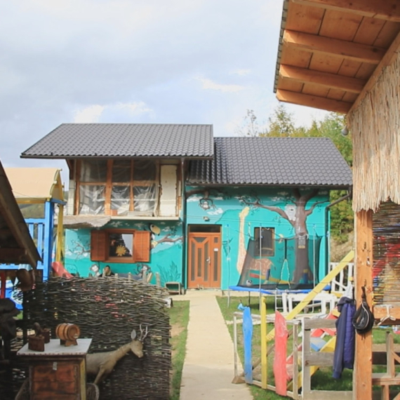 Srpski rač godišnje poseti na stotine ljudi: Šarena oaza u šumi oduzima dah FOTO