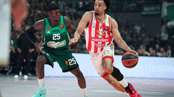 Zvezda vodi na poluvremenu – kontrolišu dešavanja u "OAKA" areni