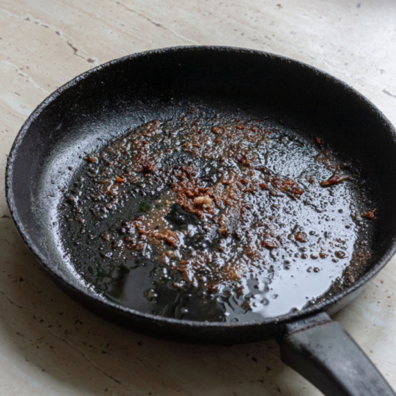 Zagoreli tiganj vam zadaje glavobolju? Uz ovaj jeftin trik više nikada nećete imati taj problem