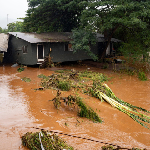Katastrofalne poplave: Spašeno više od 100 ljudi; Uništene ulice i kuće VIDEO