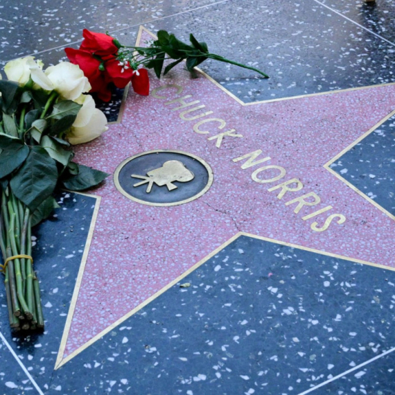 U našem komšiluku podigli spomenik Čaku Norisu; Znate li gde se nalazi? FOTO