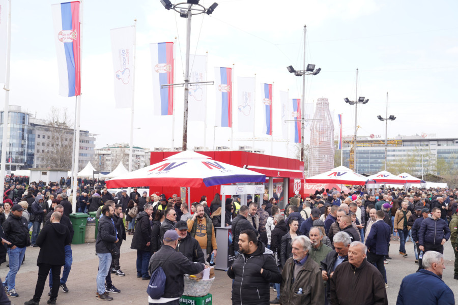 Veličanstveni skup u Beogradskoj areni; Veliki broj ljudi, narod došao da pruži podršku Vučiću FOTO