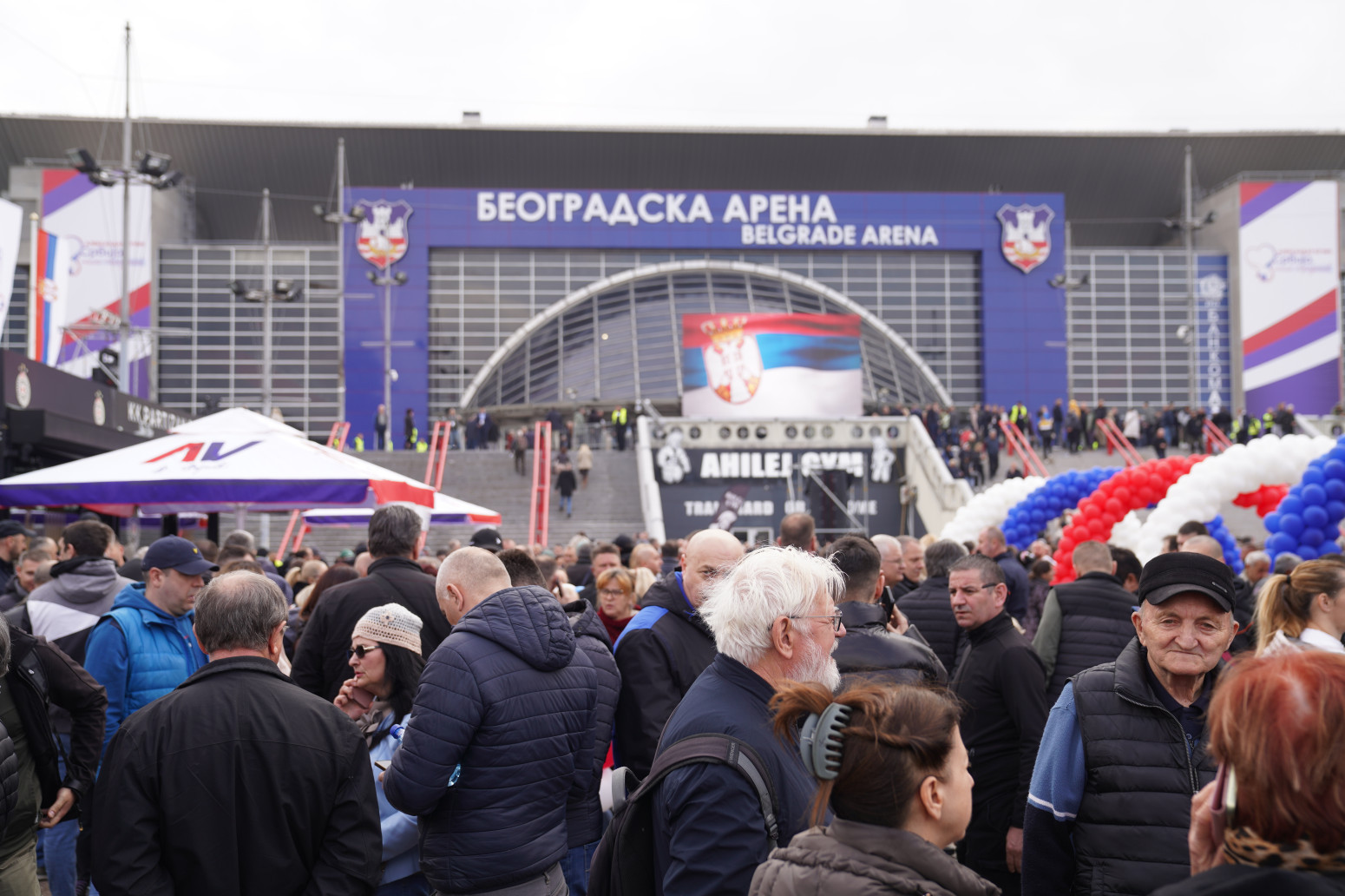 Veličanstveni skup u Beogradskoj areni; Veliki broj ljudi, narod došao da pruži podršku Vučiću FOTO
