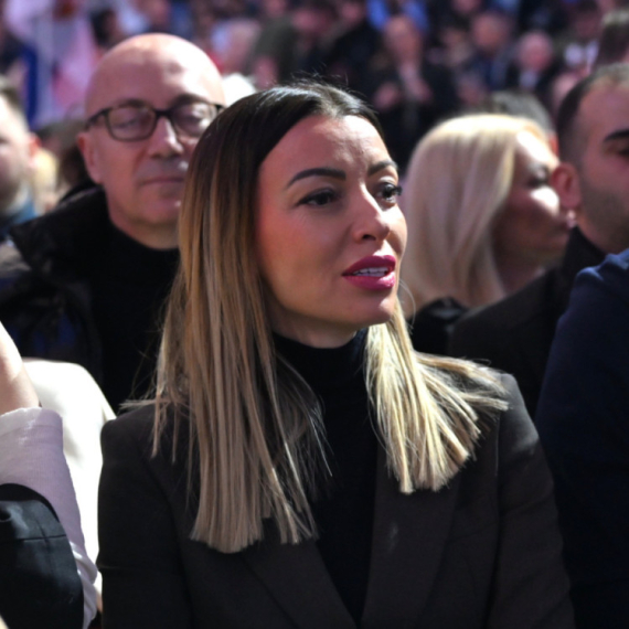 Mesarović na skupu u Areni; "Ponosna na građane koji podržavaju mir i stabilnost"