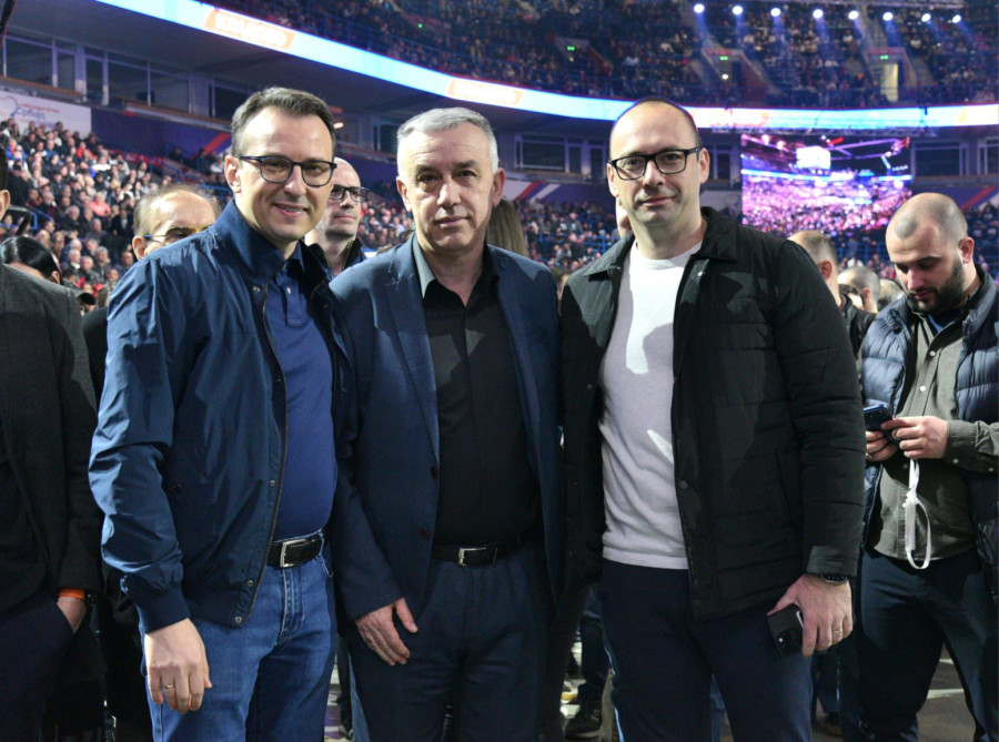 Predstavnici Srpske liste na skupu u Areni; Zajedno sa brojnim Srbima sa KiM došli da podrže Vučića FOTO