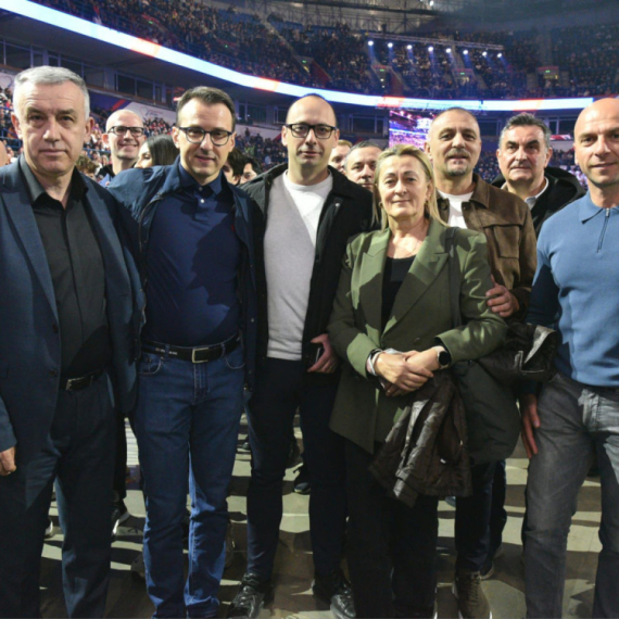 Predstavnici Srpske liste na skupu u Areni; Zajedno sa sa brojnim Srbima sa KiM došli da podrže Vučića FOTO