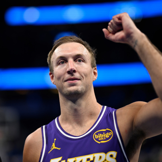 Deveta uzastopna pobeda Lejkersa – trojkom sa zvukom sirene VIDEO