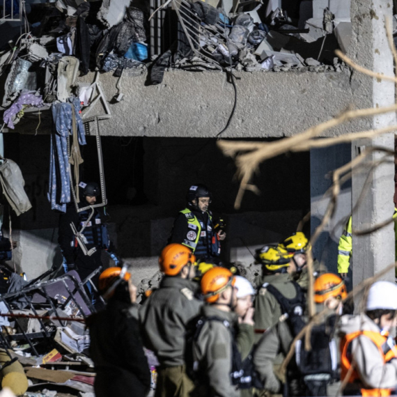 Raketa raznela stambeni blok: Spasioci kopaju po ruševinama VIDEO