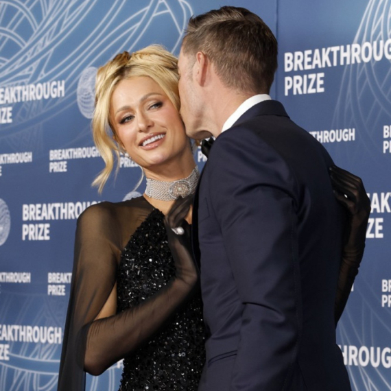 Paris Hilton živi od skandala, ali njega nije uspela da otera: "Mi smo najsrećniji par na svetu" FOTO