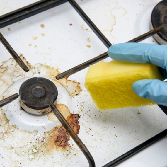 Bez mukotrpnog ribanja i trošenja novca: Omiljena namirnica iz kuhinje čisti zagoreli šporet za tren oka