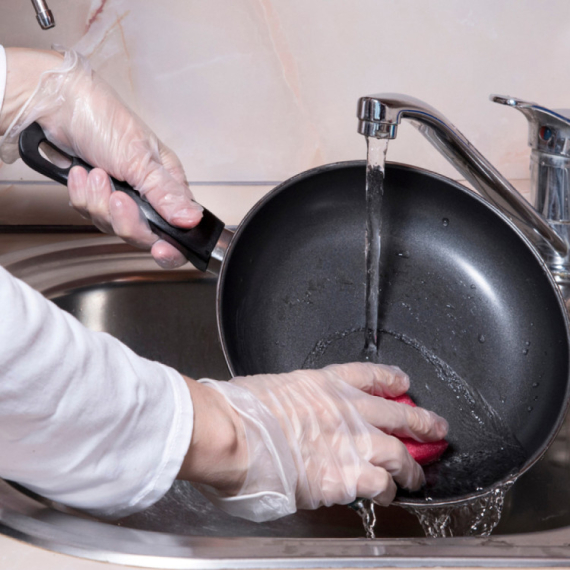 Ove greške svi pravimo pri korišćenju tiganja s nelepljivim slojem