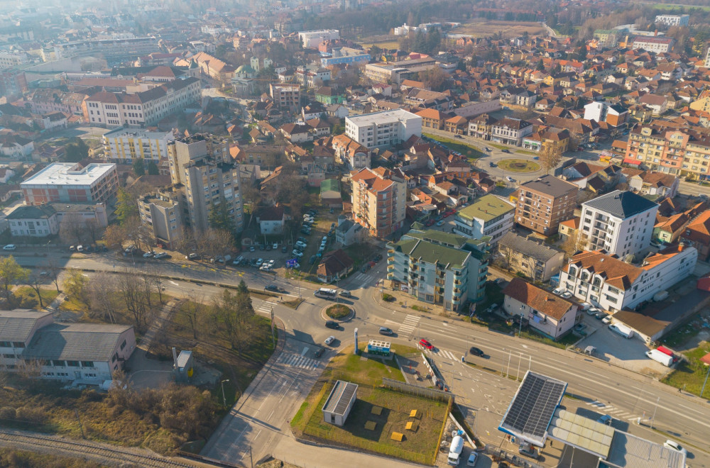 Harao kod čačanske bolnice: Iz parkiranog auta ukrao telefon, kartice i dokumenta