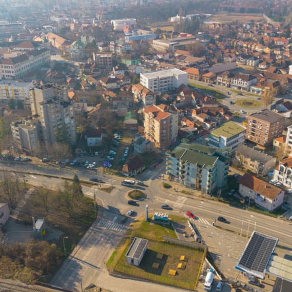 Harao kod čačanske bolnice: Iz parkiranog auta ukrao telefon, kartice i dokumenta