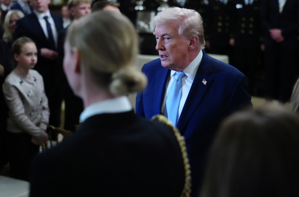 Profil koji je zaludeo internet: Ko je zgodna plavuša iz vojske u Trampovom okruženju FOTO