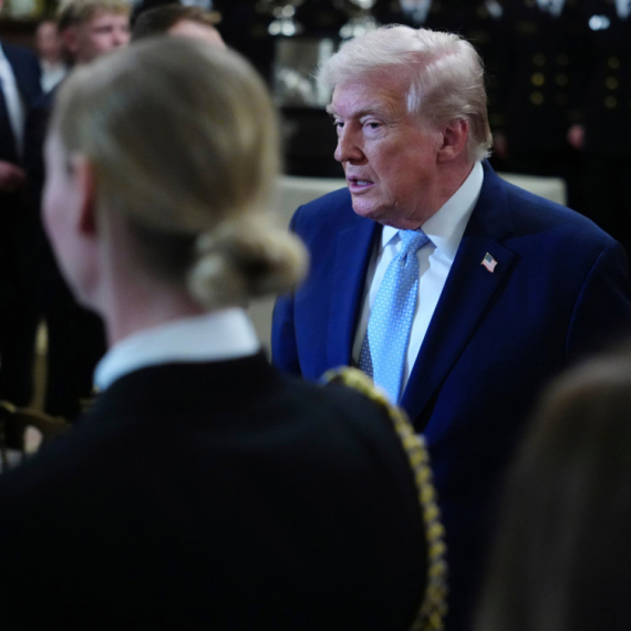 Profil koji je zaludeo internet: Ko je "zgodna plavuša iz vojske" u Trampovom okruženju FOTO