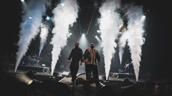 Spektakl: Armija fanova u Cirihu zaposela ulaze arene koncerta Jale Brata i Bube Korelija FOTO/VIDEO