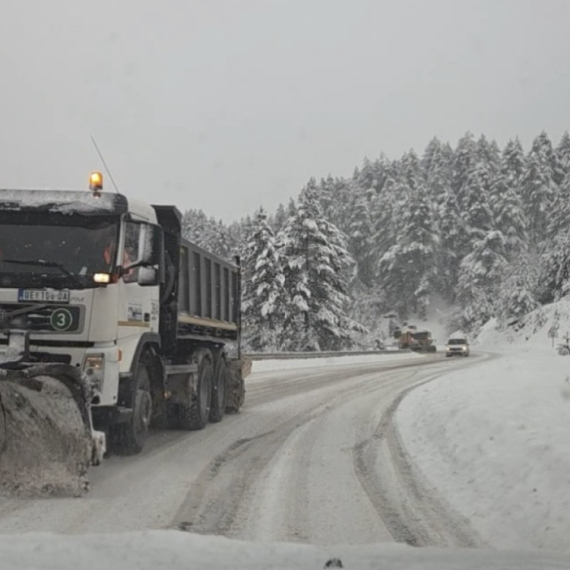 Zimska idila usred proleća: Krupan sneg veje na srpskoj planini
