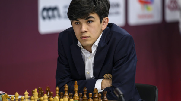 Čudo iz Uzbekistana ruši sve pred sobom – Hikaru razmišljao 67 minuta i izgubio