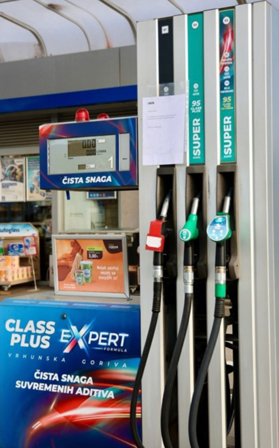 Hrvati u panici: Nose kantice na pumpe, gorivo skuplje, ima nestašica...