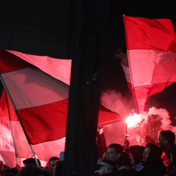 Haos u Mostaru – navijači zapalili automobil VIDEO