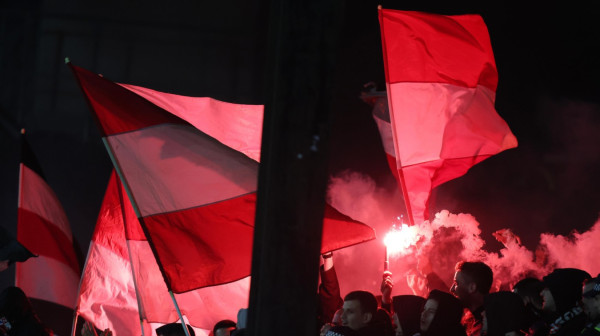 Haos u Mostaru – navijači zapalili automobil VIDEO