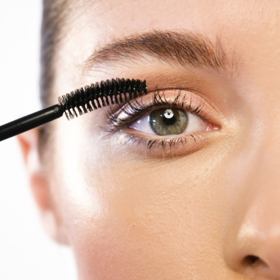 Sigurni ste da pravilno nanosite maskaru? Evo kako da izbegnete 5 najčešćih grešaka