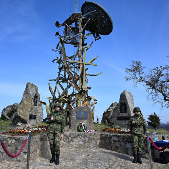 Položeni venci na Straževici gde je pre 27 godina pala prva NATO bomba u Beogradu FOTO