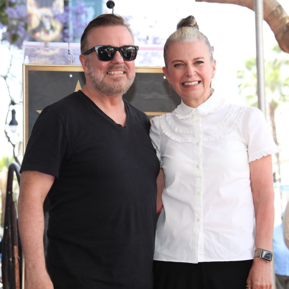 Poznata spisateljica operisala rak dojke: "Drži me superlepak i razgradivi šavovi" FOTO