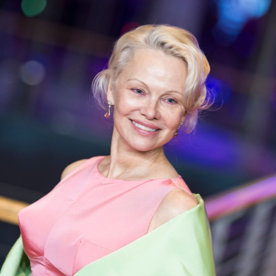 Uvek će biti seks-simbol: Pamela Anderson lepša nego ikad – njeno lice je savršenstvo FOTO/VIDEO