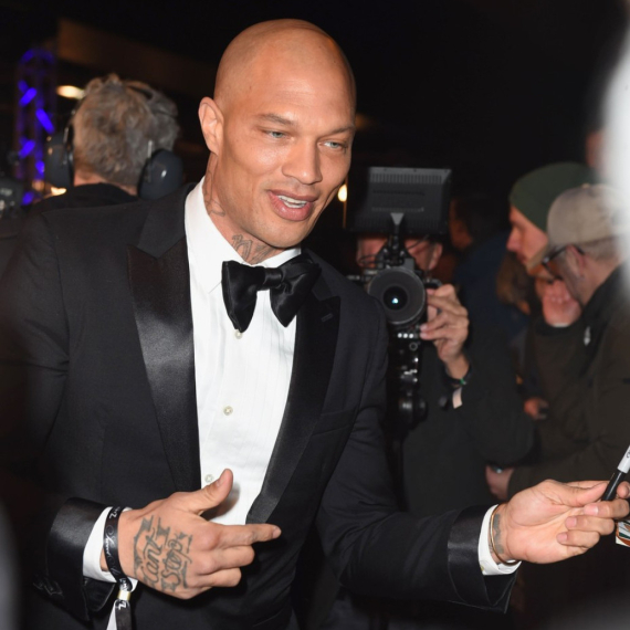 Najzgodniji robijaš se žali: "Šalju mi gole slike i novac, ne znam šta da radim" VIDEO