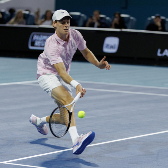 Slučajno? Siner napucao rivala na mreži i prošao dalje VIDEO