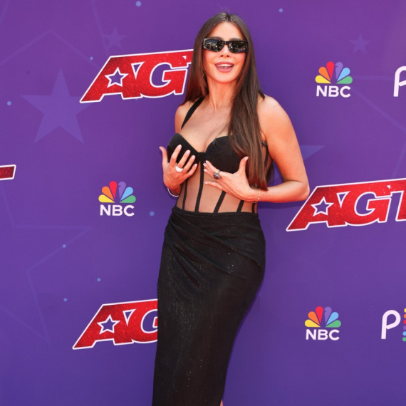 Vatreni stajling Sofije Vergare: Nemirne grudi samo što ne ispadnu iz korseta FOTO