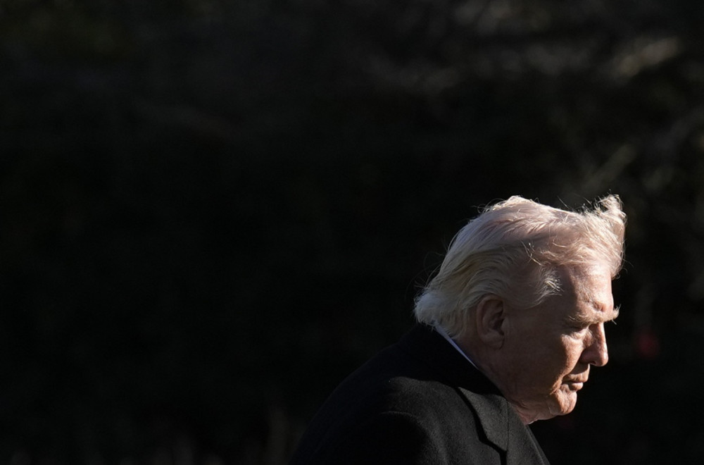 Tramp nudi dogovor jednom rukom, a drugu je stisnuo u pesnicu, spreman da vas upuca u prokleto lice