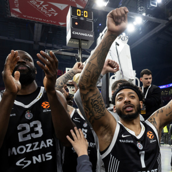 Karlik otklonio sve dileme: "Volim da budem ovde"