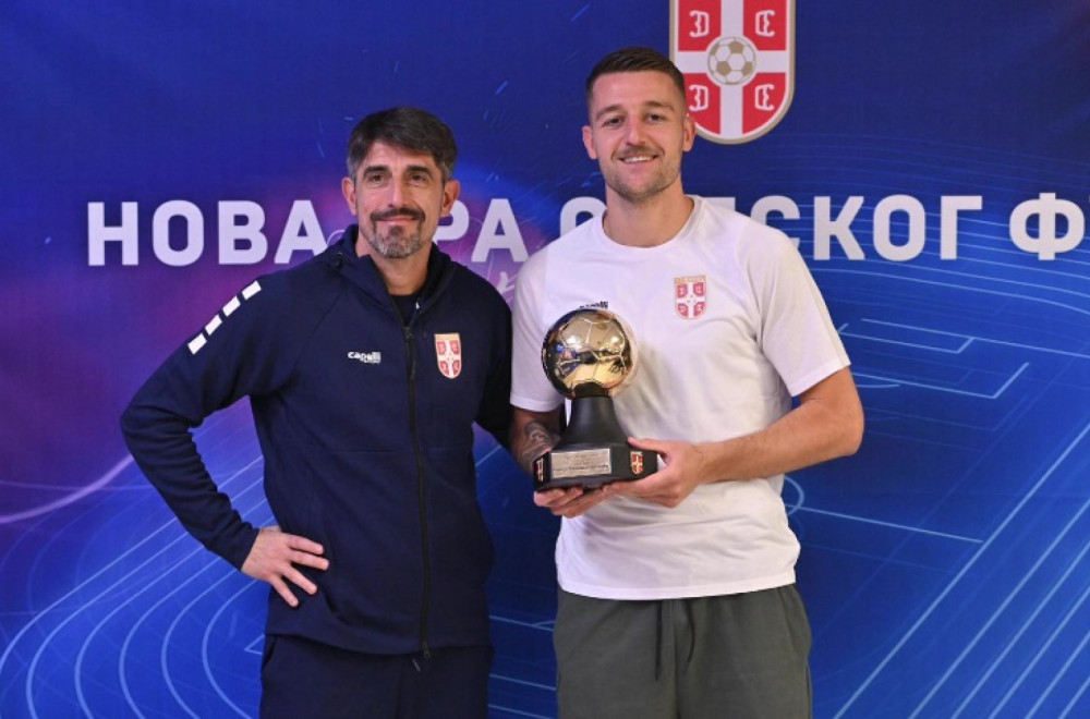 Sergej posle povratka u reprezentaciju. Počeo sam sa Veljkom, a sada mi uručuje Zlatnu loptu