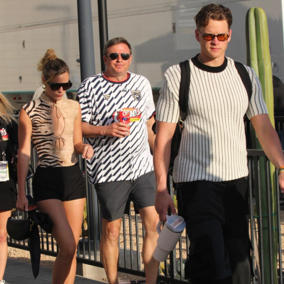 Novi slavni par već na meti uvreda: "On izgleda kao da ga je sramota" FOTO/VIDEO