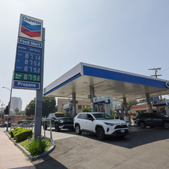 I Amerikanci se muče: Cene dizela otišle u nebesa; U Srbiji je vlada reagovala na vreme