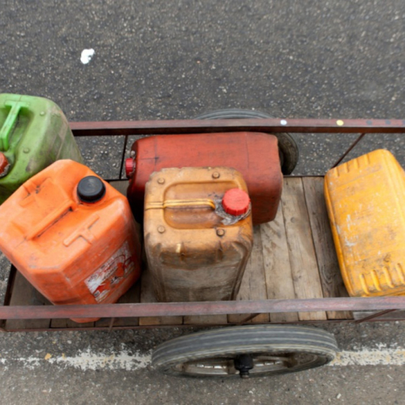 "Ostanite kod kuće"; Goriva sve manje: Evo šta rade zemlje širom sveta da ublaže nestašicu