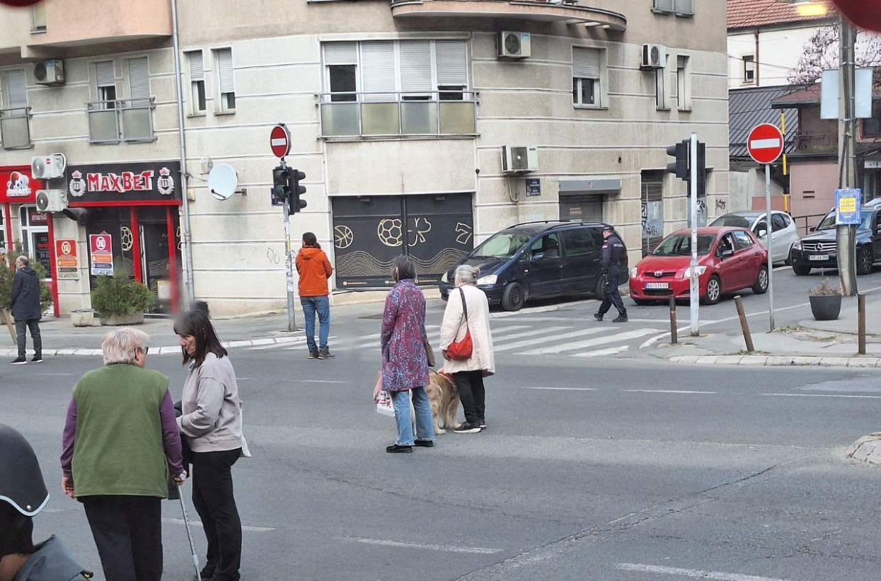 Prava slika blokada i blokadera: Dve osobe obustavile saobraćaj FOTO
