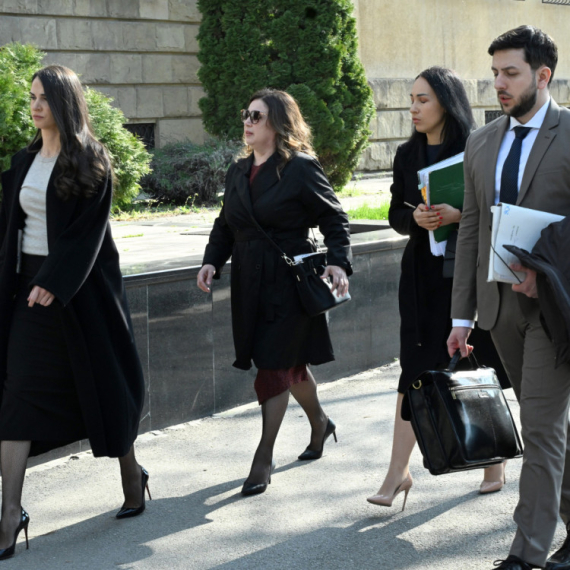 Dečak ubica iz "Ribnikara" dovezen u sud; Majka stigla sa advokatima; Otac doveden iz pritvora FOTO