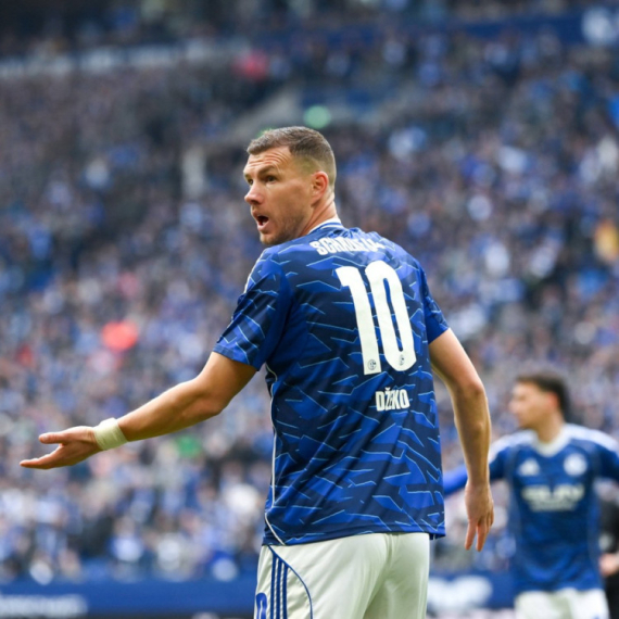 Džeko kači kopačke o klin – uz jedan uslov