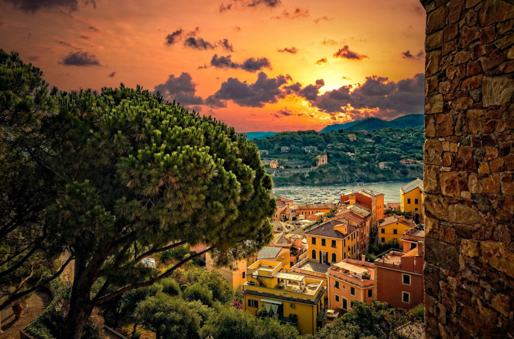 Turisti odlepili za italijanskim gradom sa dva mora: Skriveni dragulj oduzima dah VIDEO