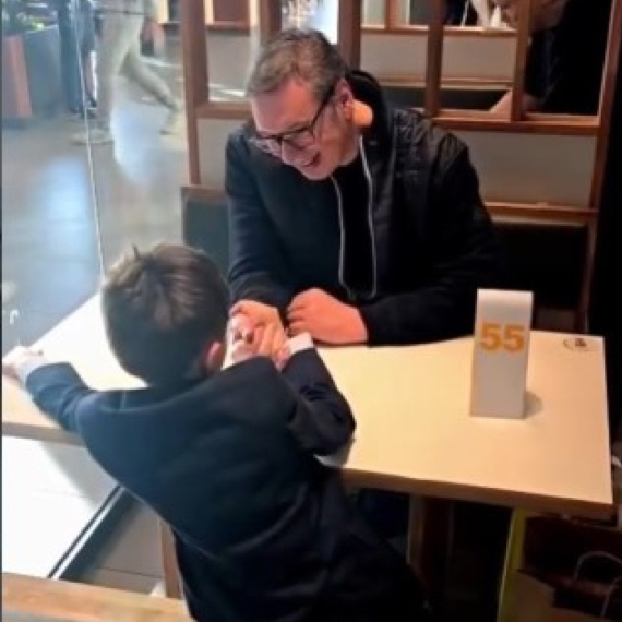 Vučić objavio snimak sa sinom: "Vukan izveo tatu u TC Galerija"; "Lepo je jeo i sa lakoćom mi oborio ruku"