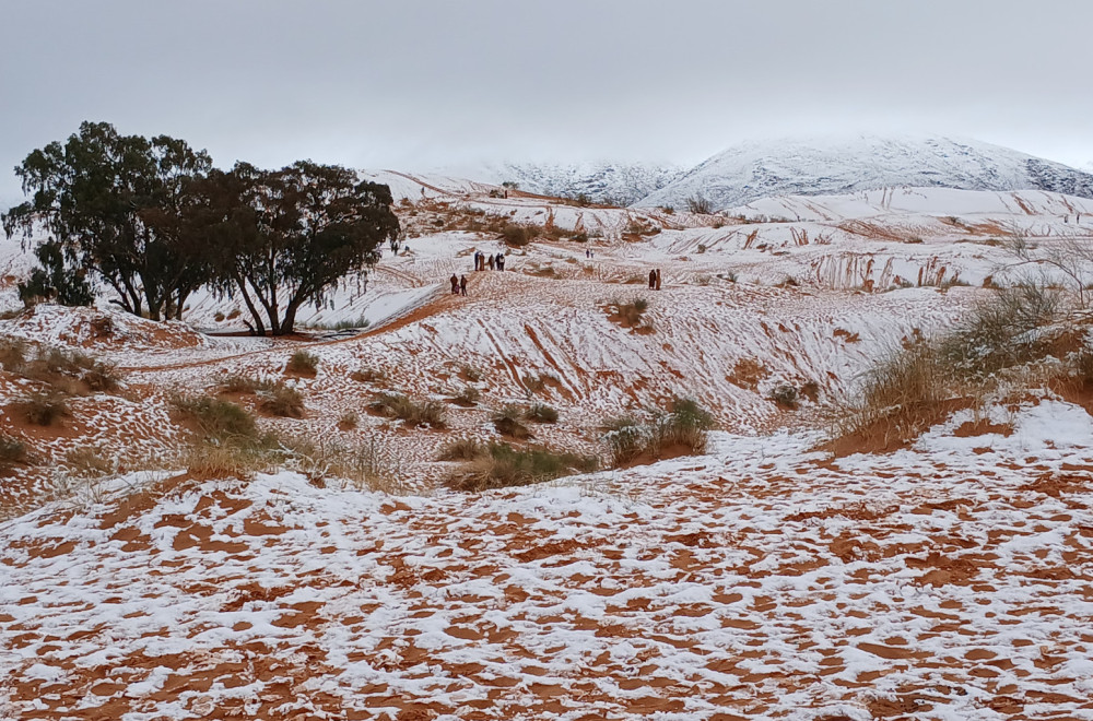 Neverovatni prizori iz pustinje: Grad prekrio Emirate belim pokrivačem VIDEO/MAPA