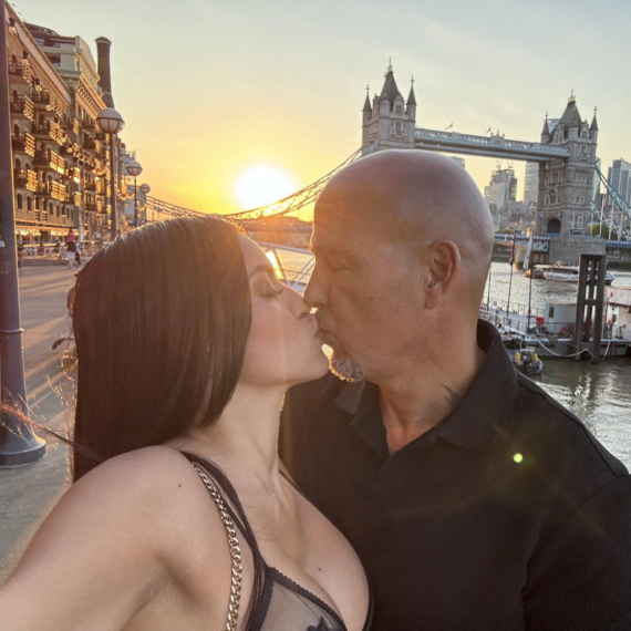 Uprkos kritikama, ova žena je rekla "da" muškarcu koji može otac da joj bude FOTO