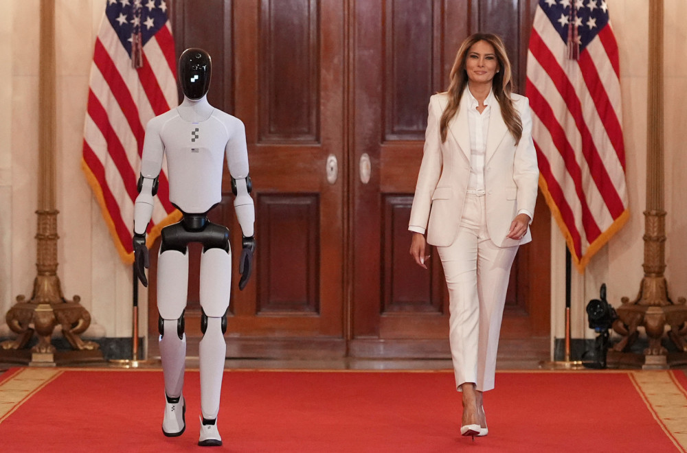 Melanija Tramp prošetala sa američkim humanoidnim robotom VIDEO